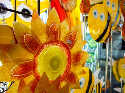 Eine Auswahl an Glaskunst im Shop der Glashütte