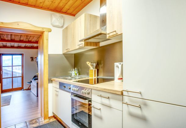 Die Küchenzeile befindet sich im Durchgang zum Wohnzimmer