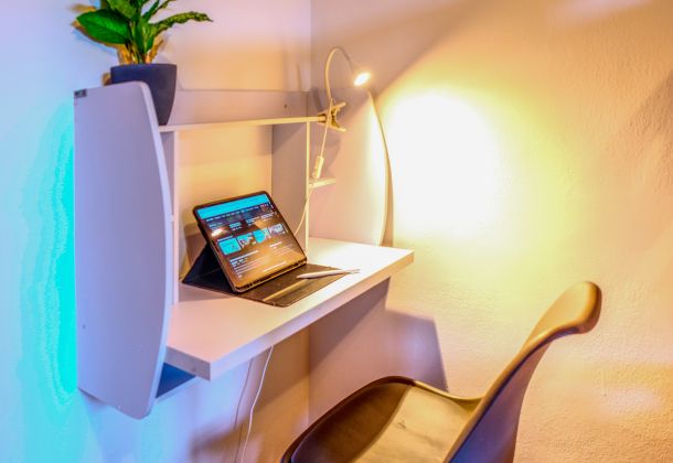 Kleiner Arbeitsplatz mit Wand-Schreibtisch