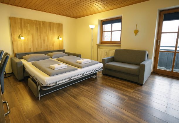 Ausziehbares Klappsofa f&uuml;r 2 Personen im Wohnzimmer