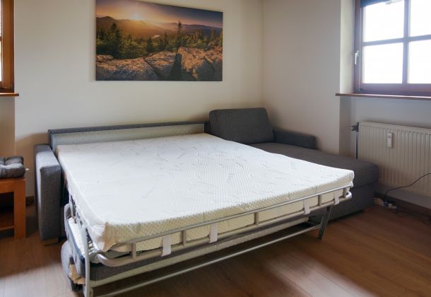 Uittrekbare slaapbank voor 2 personen in de woonkamer