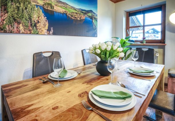 Esstisch im Wohnzimmer der Ferienwohnung