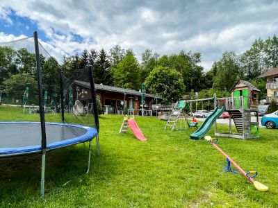 Spielplatz mit Trampolin vor Wolfi's H&uuml;tte