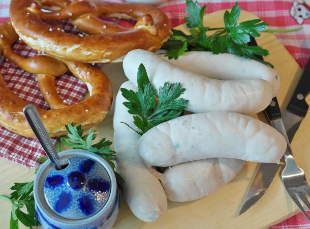 Weißwurst gehört zu den typischen Speisen im Bayerischen Wald