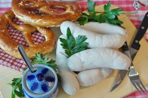 Weißwurst gehört zu den typischen Speisen im Bayerischen Wald