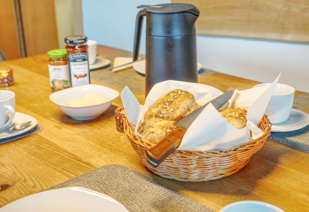 Ideal f&uuml;r Selbstversorger, Geschirr, K&uuml;hlschrank und alle Untensilien f&uuml;r ein Gelungenes Fr&uuml;hst&uuml;ck