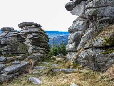 Die Dreisesselfelsen befinden sich direkt neben dem Gasthof