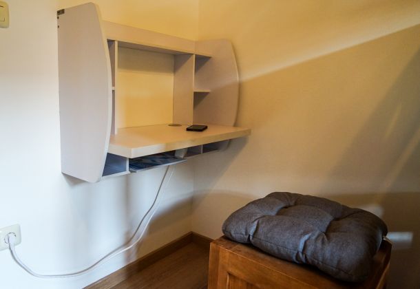 Kleine werkplek met aan de muur gemonteerd bureau