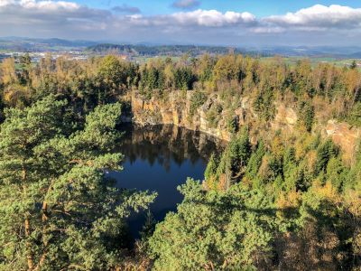 Blick vom Aussichtsturm auf das Steinbruchgelände