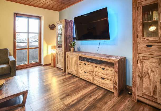 Wohnzimmer der Ferienwohnung Freudensee mit TV und Wohnwand