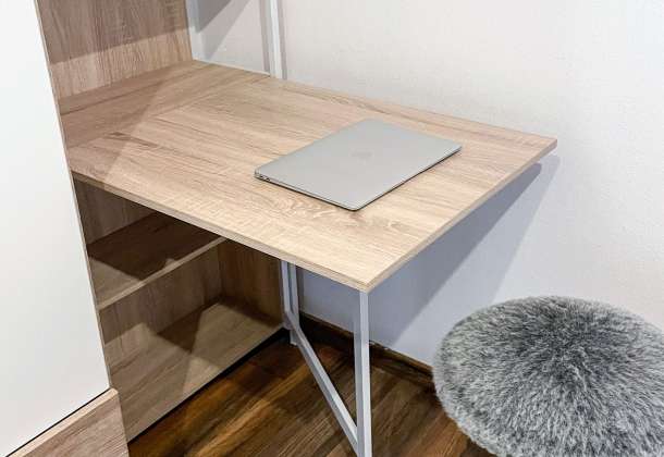 Workation - Schreibtisch und highspeed WLAN im Haus