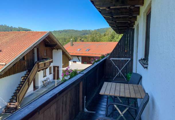 Blick vom Balkon in den Garten und auf die Nachbarhäuser