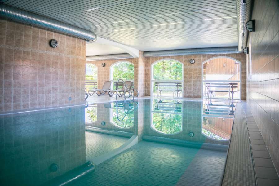 Kryty basen i sauna w Haus Freudensee